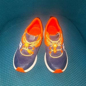Boys tennis shoes, like new!
